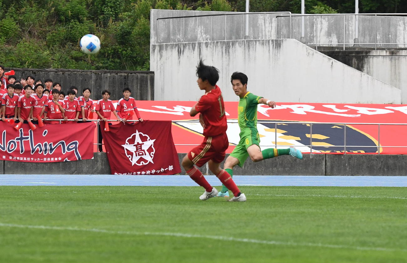 前半11分に決勝点を決める帝京長岡・上田（右）