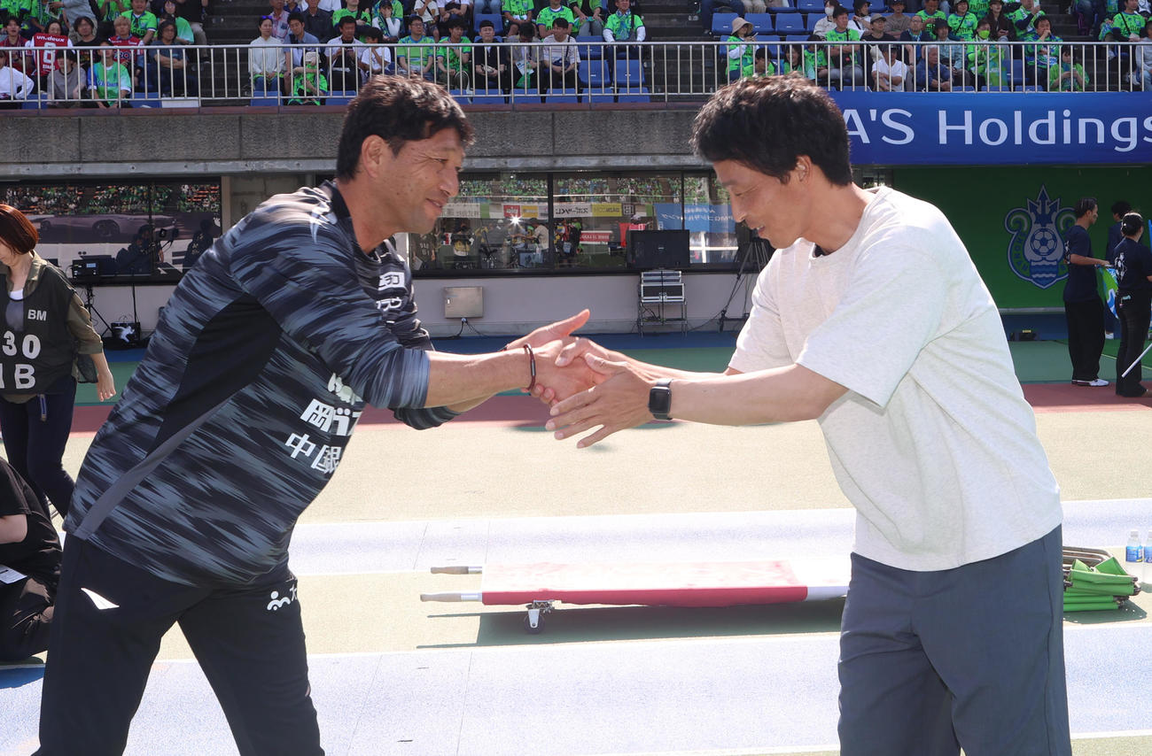 湘南対岡山　試合前、あいさつを交わす岡山木山監督（左）と湘南山口監督（撮影・水谷安孝）