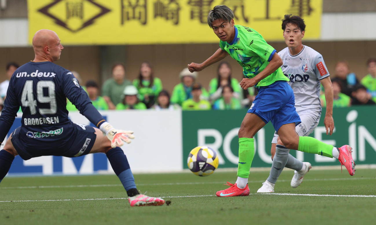 湘南対岡山　後半、シュートを放つ湘南小田（撮影・水谷安孝）