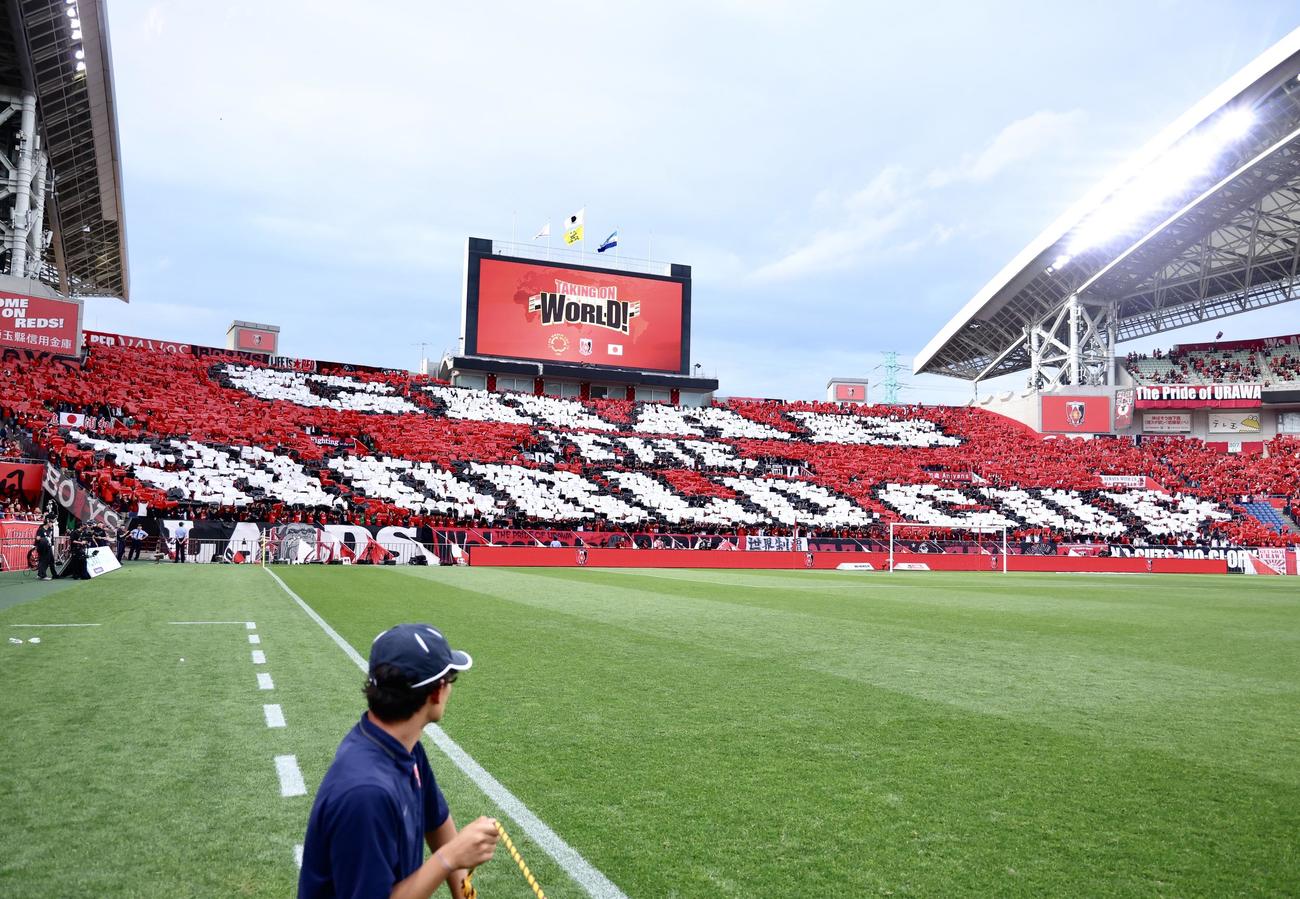 浦和対横浜FC　試合後「GRAB THE WORLD CUP（W杯をつかめ）」の人文字を作る浦和サポーター（撮影・河田真司）
