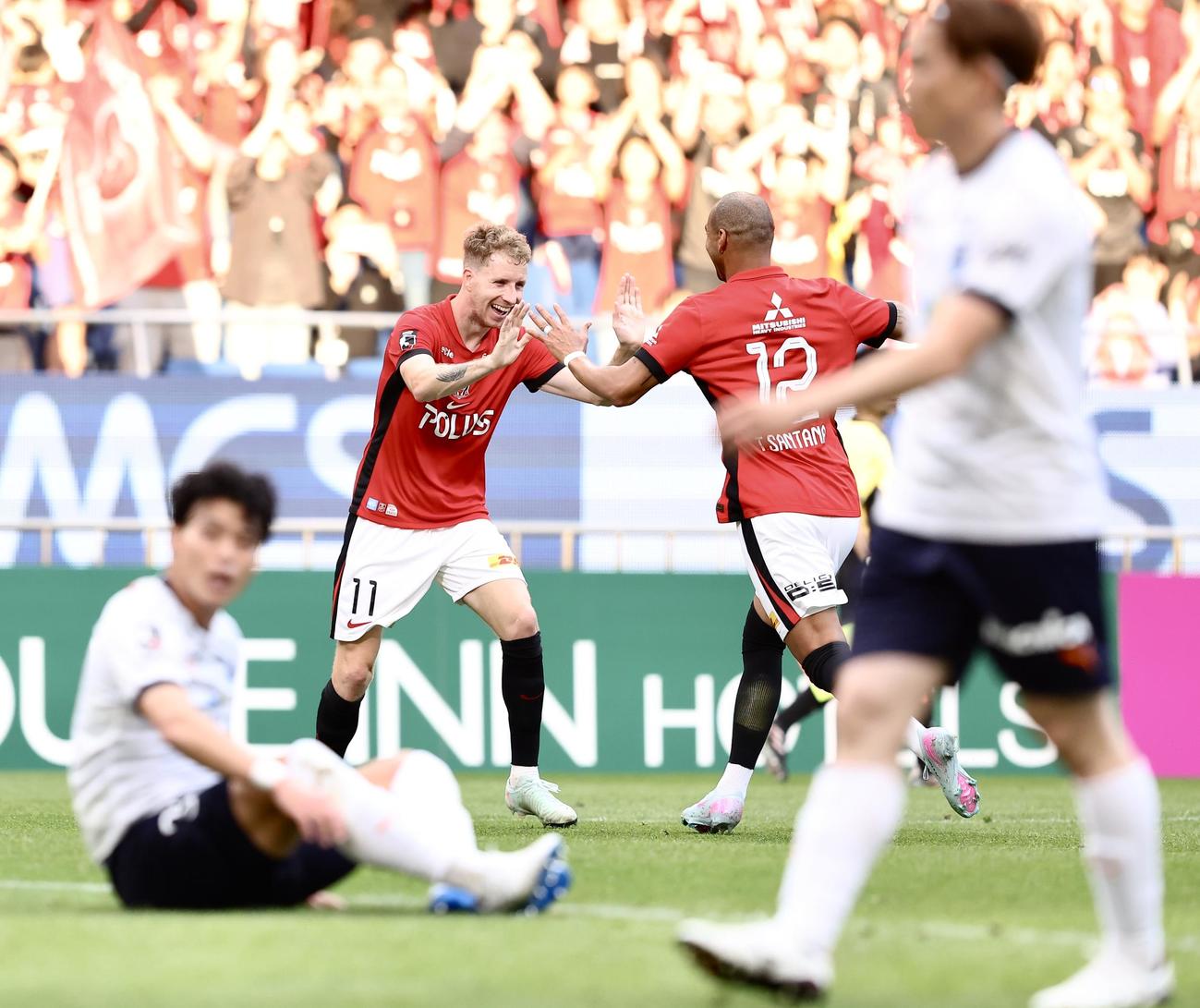 浦和対横浜FC　後半、2点目ゴールを決める浦和グスタフソン（後方左）（撮影・河田真司）