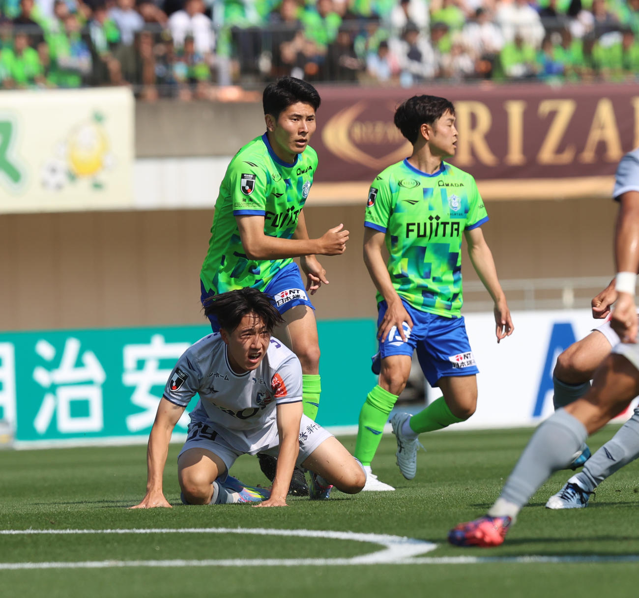 湘南対岡山　前半、せめぎ合う岡山佐藤（左）と湘南鈴木淳（中央）（撮影・水谷安孝）