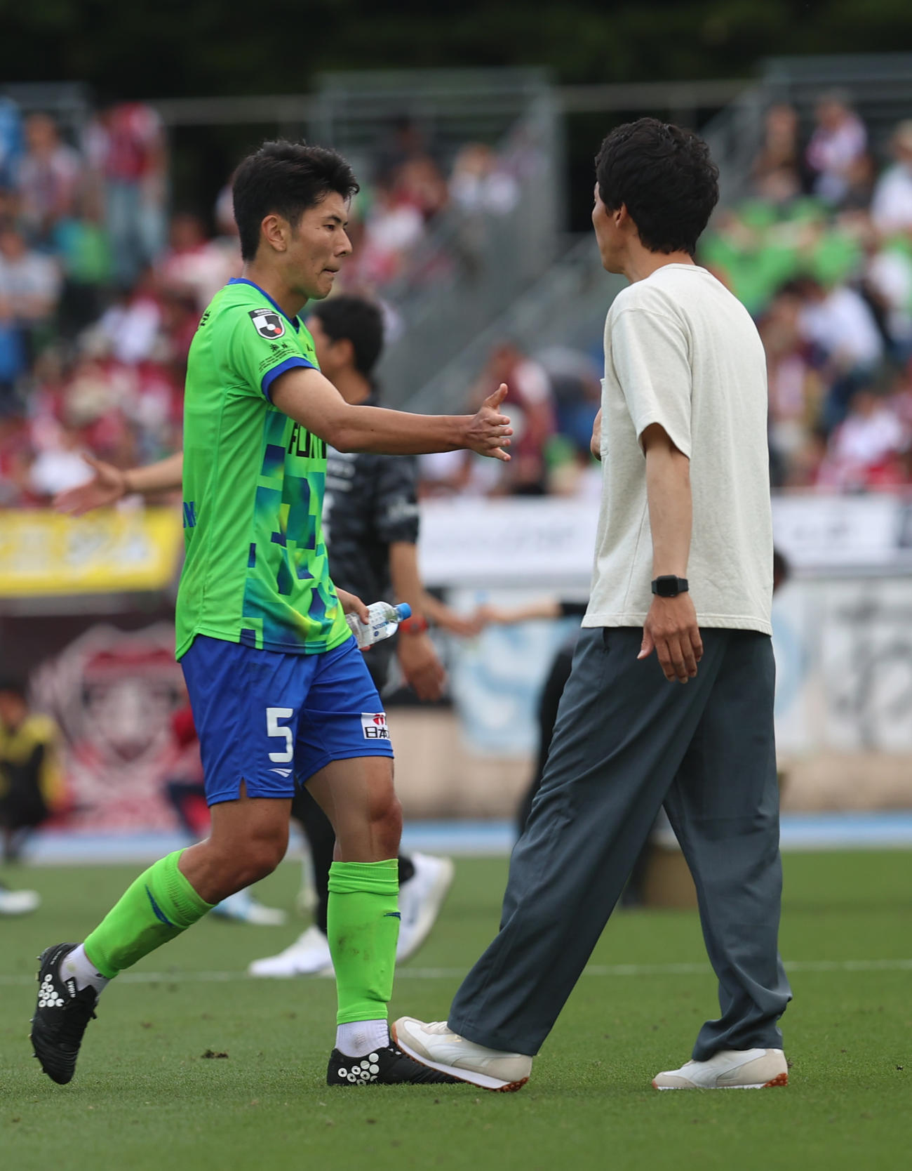 湘南対岡山　ドローに終わり湘南鈴木淳（左）を迎える湘南山口監督（撮影・水谷安孝）
