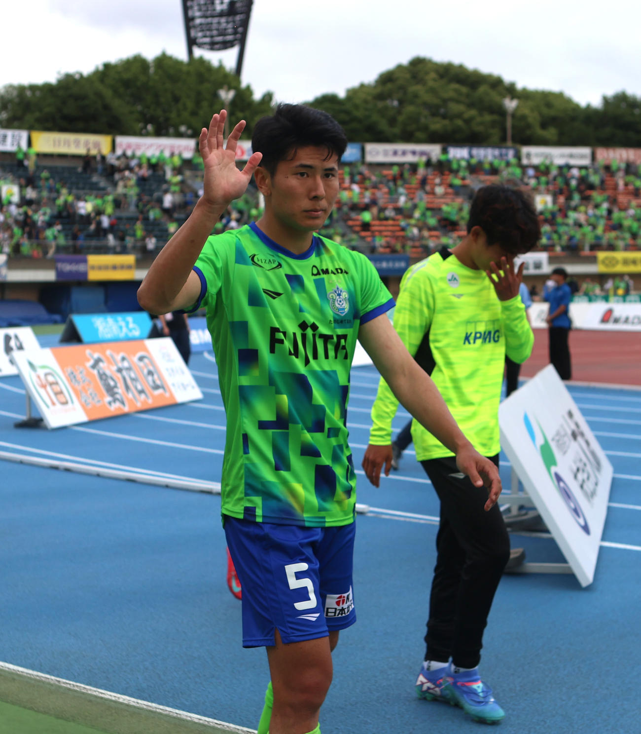 湘南対岡山　ドローに終わりサポーターにあいさつする湘南鈴木淳（撮影・水谷安孝）