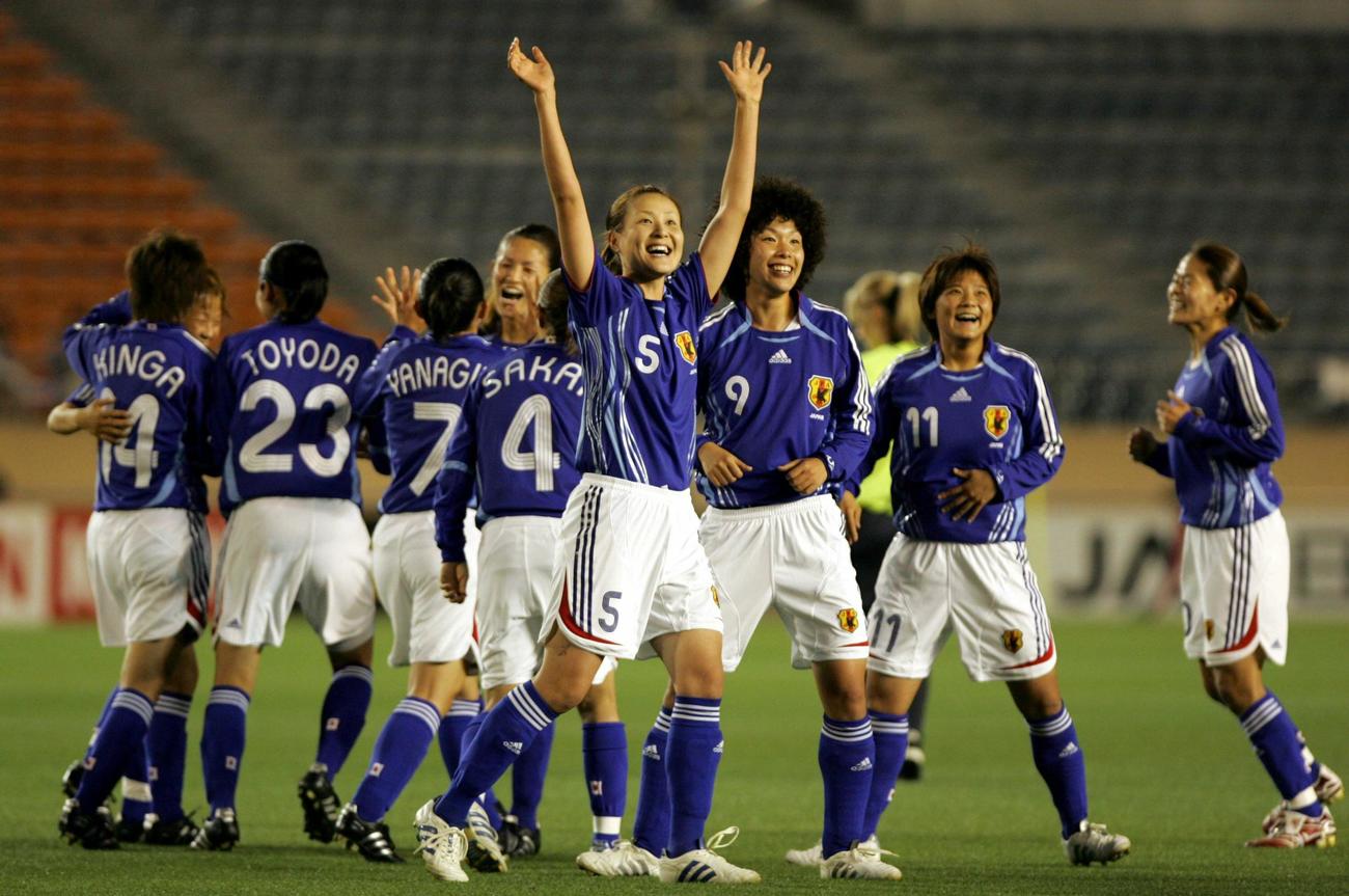 日本代表時代の宮本ともみ氏（中央）（2007年6月）