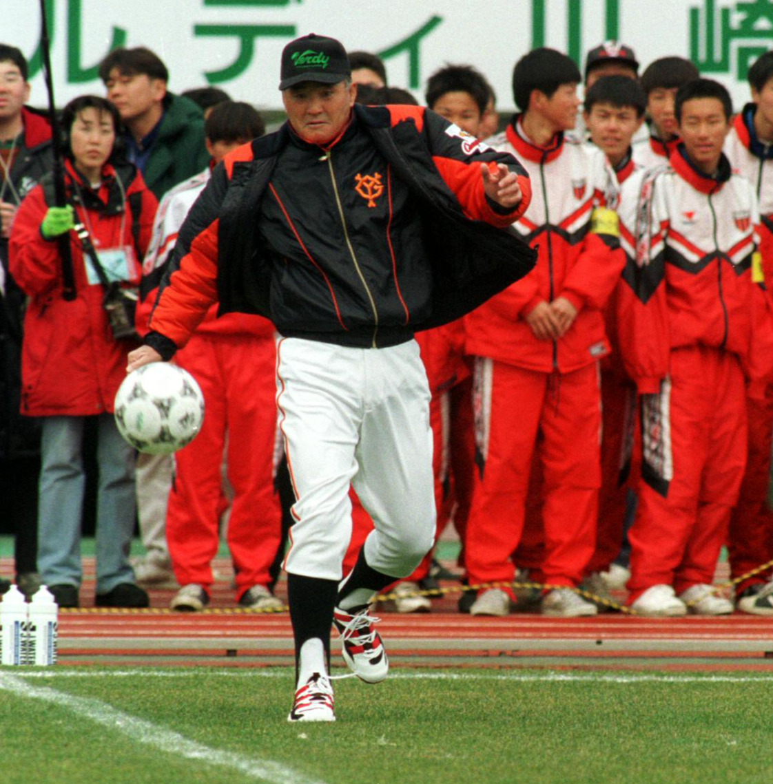 97年2月、ヴェルディ川崎－横浜マリノス戦の始球式でサッカーボールを蹴る長嶋茂雄さん
