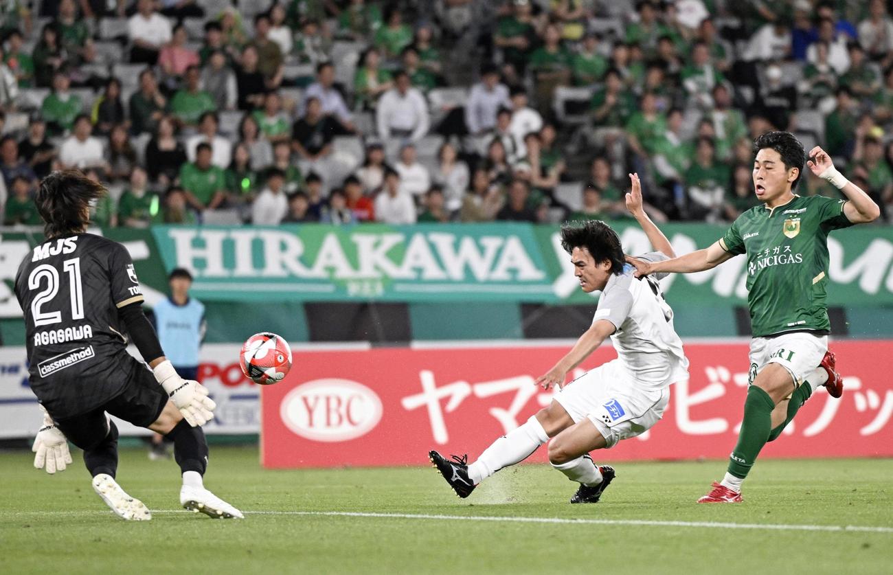 ゴールを狙う柏・久保（中央、共同）