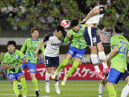 湘南－磐田　後半、ヘディングで競り合う湘南・鈴木章（右から3人目）と磐田・森岡（同4人目）（共同）