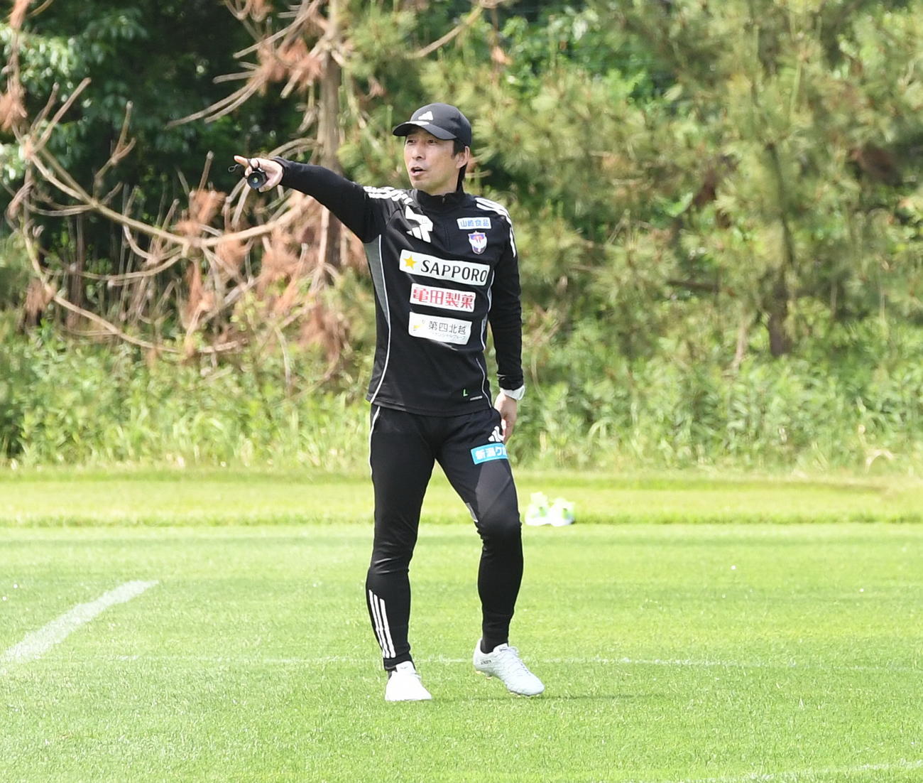 指示を出す新潟樹森監督（撮影・小林忠）