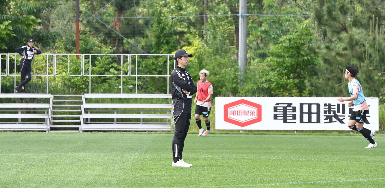 選手の動きをチェックする新潟樹森監督（手前）（撮影・小林忠）