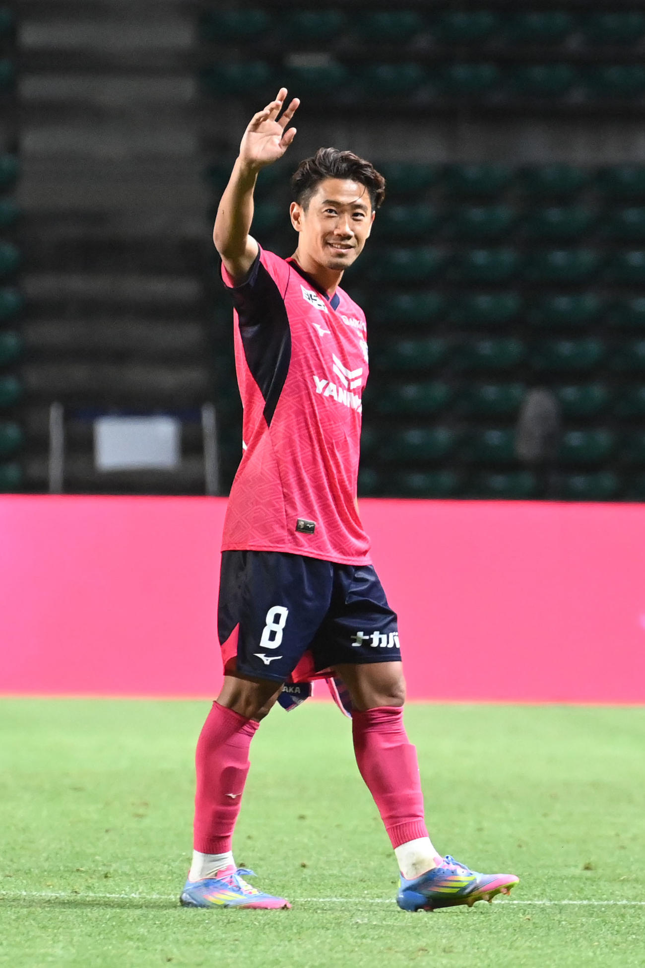 C大阪対横浜FC　試合後、ファンに手を振るC大阪香川（撮影・滝沢美穂子）