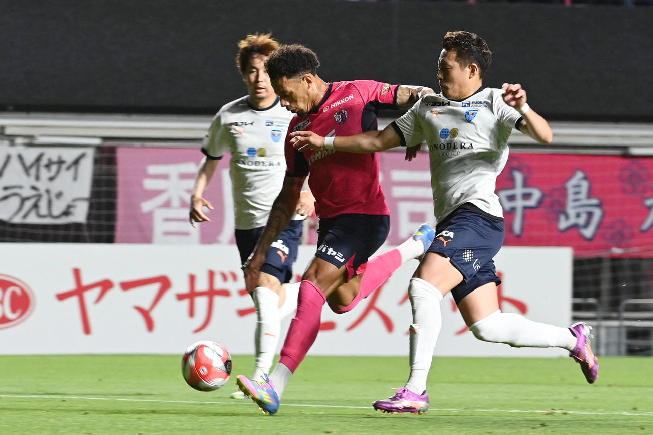 大阪C対横浜FC　後半、ゴールを決める大阪CのRハットン（撮影・滝沢美穂子）