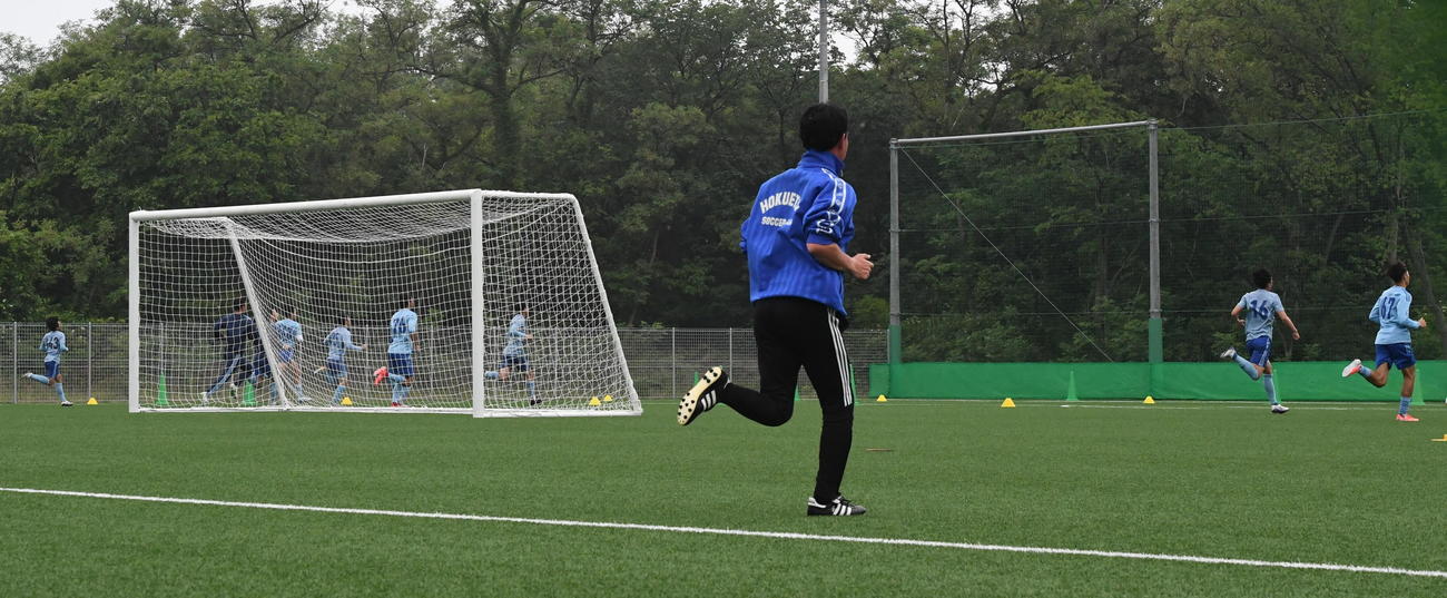 フィジカルトレーニングに参加するも選手たちについて行けない記者（手前）