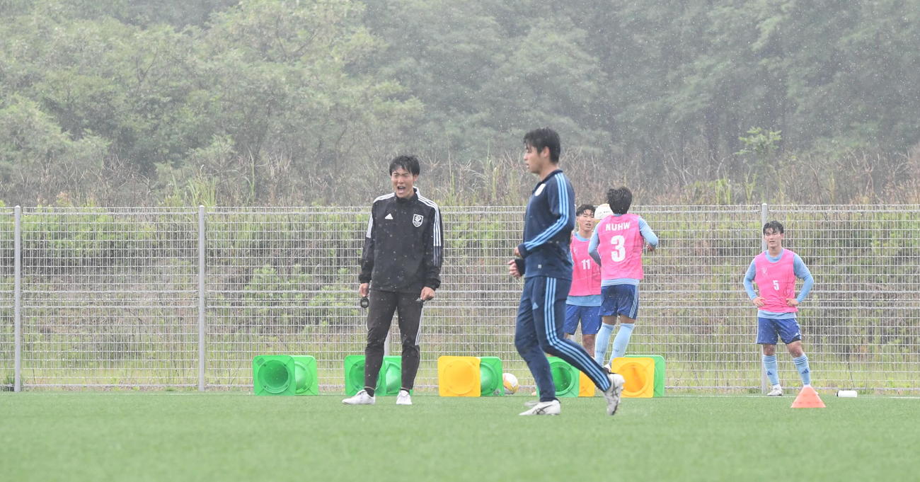 選手を鼓舞する新潟医療福祉大・下山フィジカルコーチ（左）