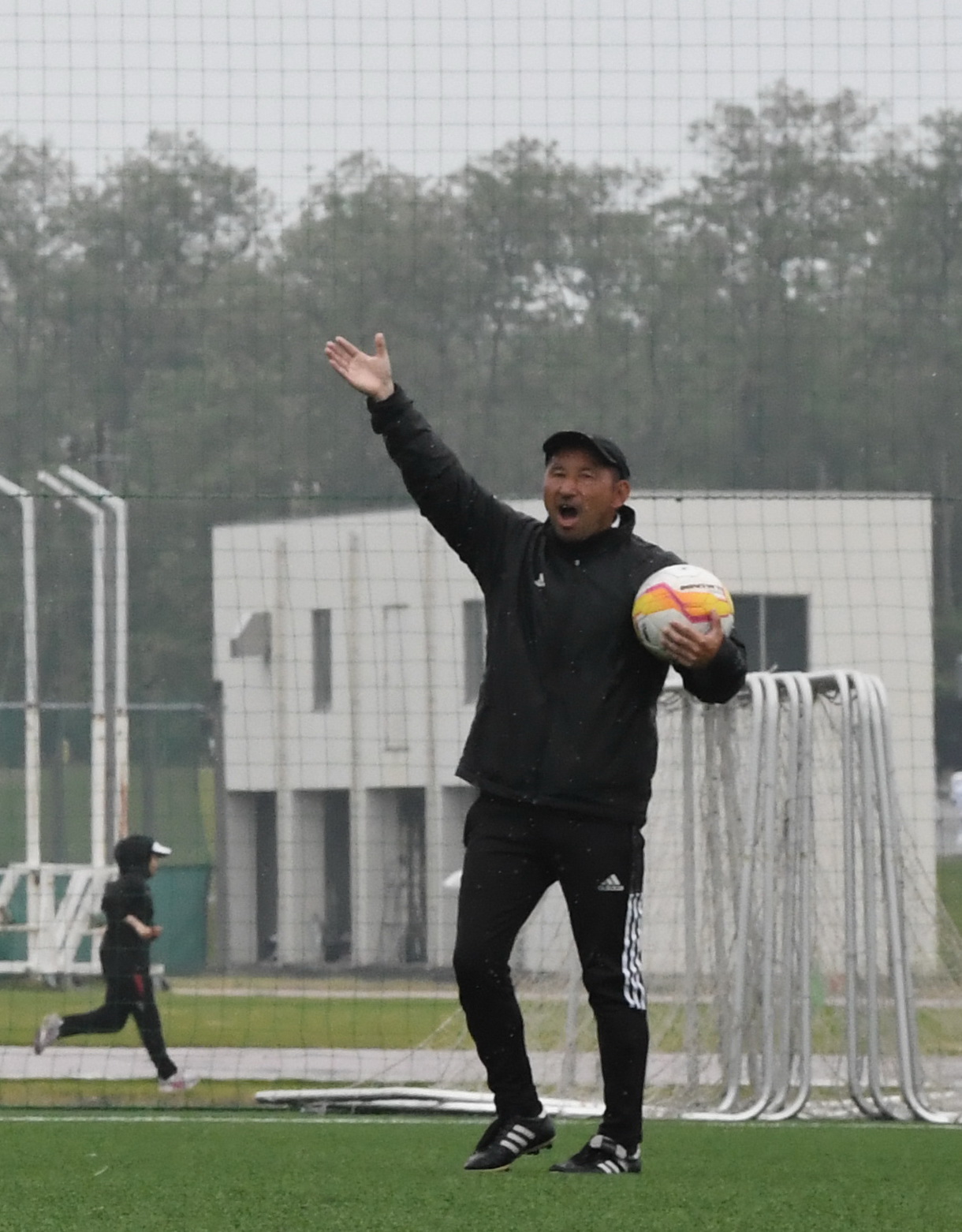 選手を鼓舞する新潟医療福祉大・野崎コーチ