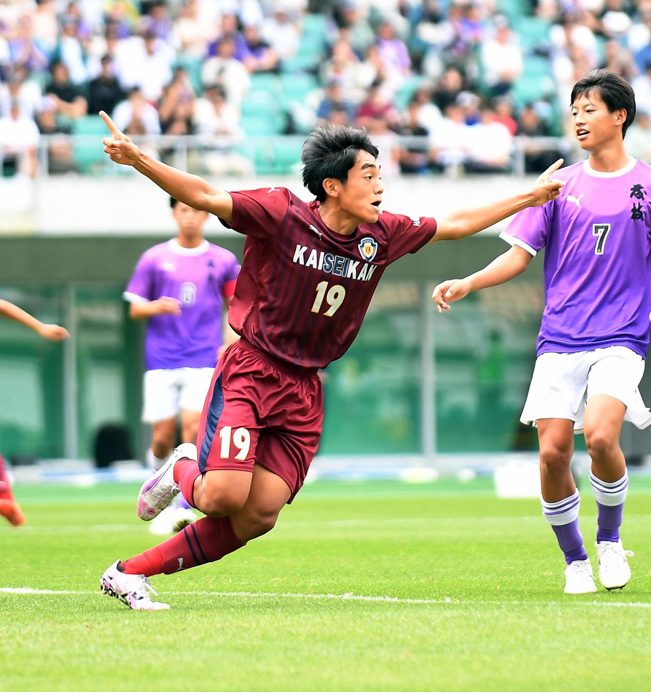 浜松開誠館対藤枝東　前半4分、先制点を決め両手を広げて走り出す浜松開誠館・松下