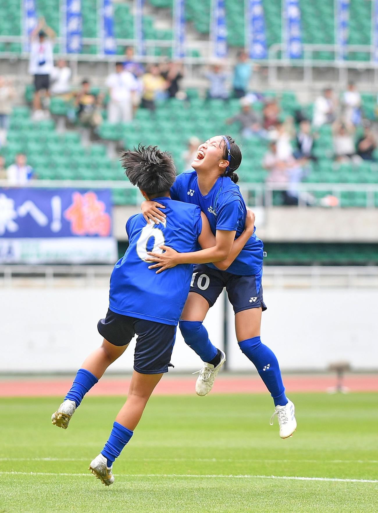 先制点を決め、飛び上がって喜ぶ常葉大橘・松浦（右）