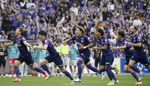 PK戦の末、福岡を破り駆け出す広島イレブン（共同）