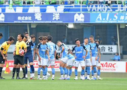 試合後、悔しさをにじませる磐田の選手たち