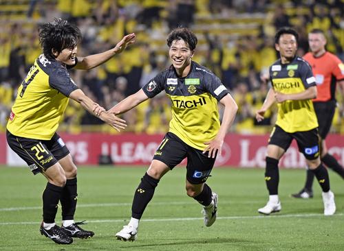 柏対東京V　後半、ゴールを決め、駆け出す柏・渡井（中央）（共同）