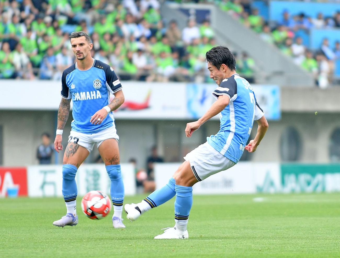後半、FKを直接決める磐田上原（右）