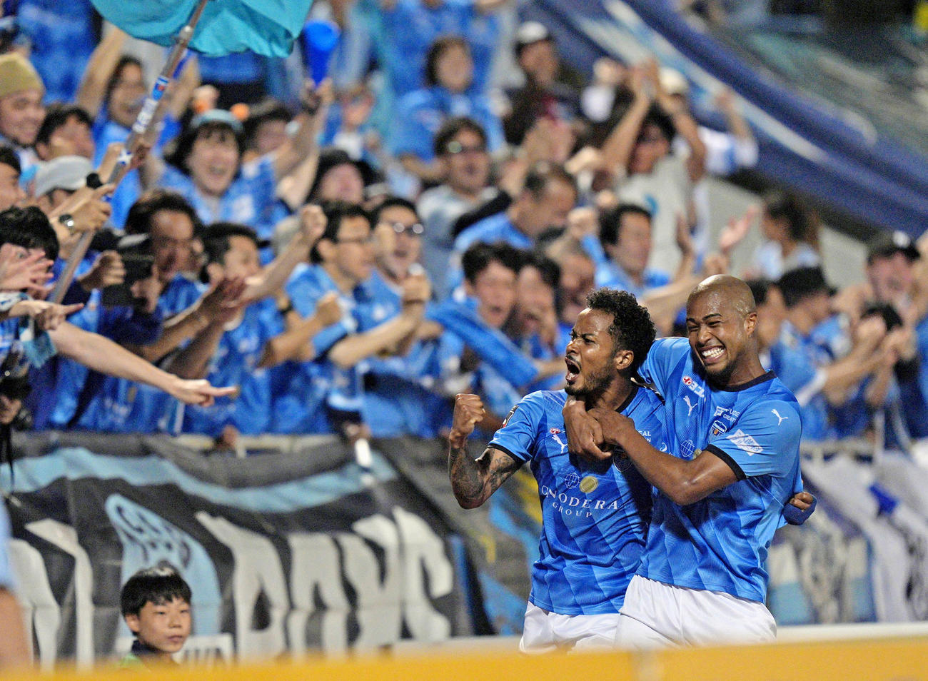 後半、チーム3点目のゴールを決め、大喜びの横浜FC・鈴木武。右は桜川（共同）