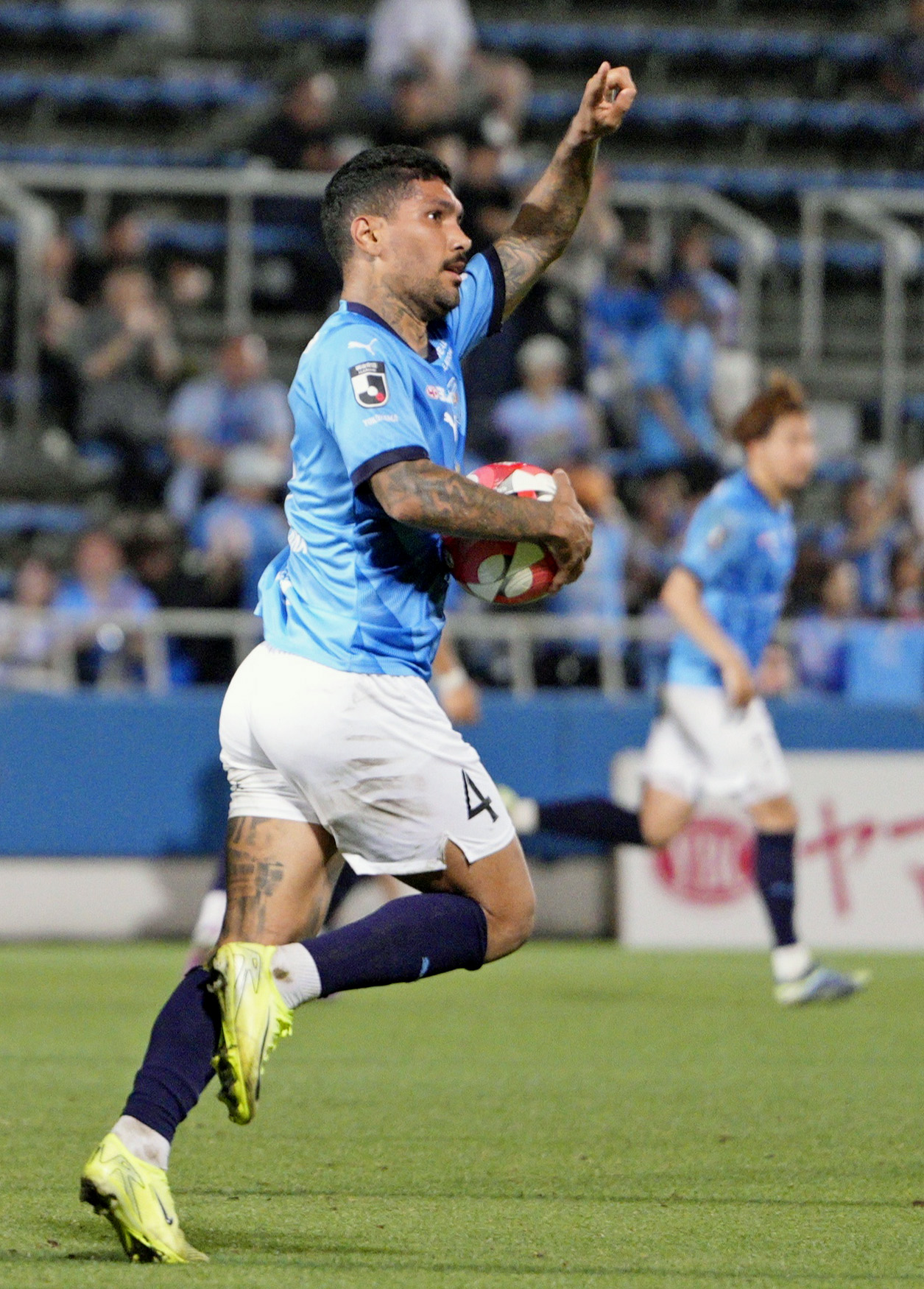 後半、チーム2点目のゴールを決め喜ぶ横浜FCのユーリ（共同）