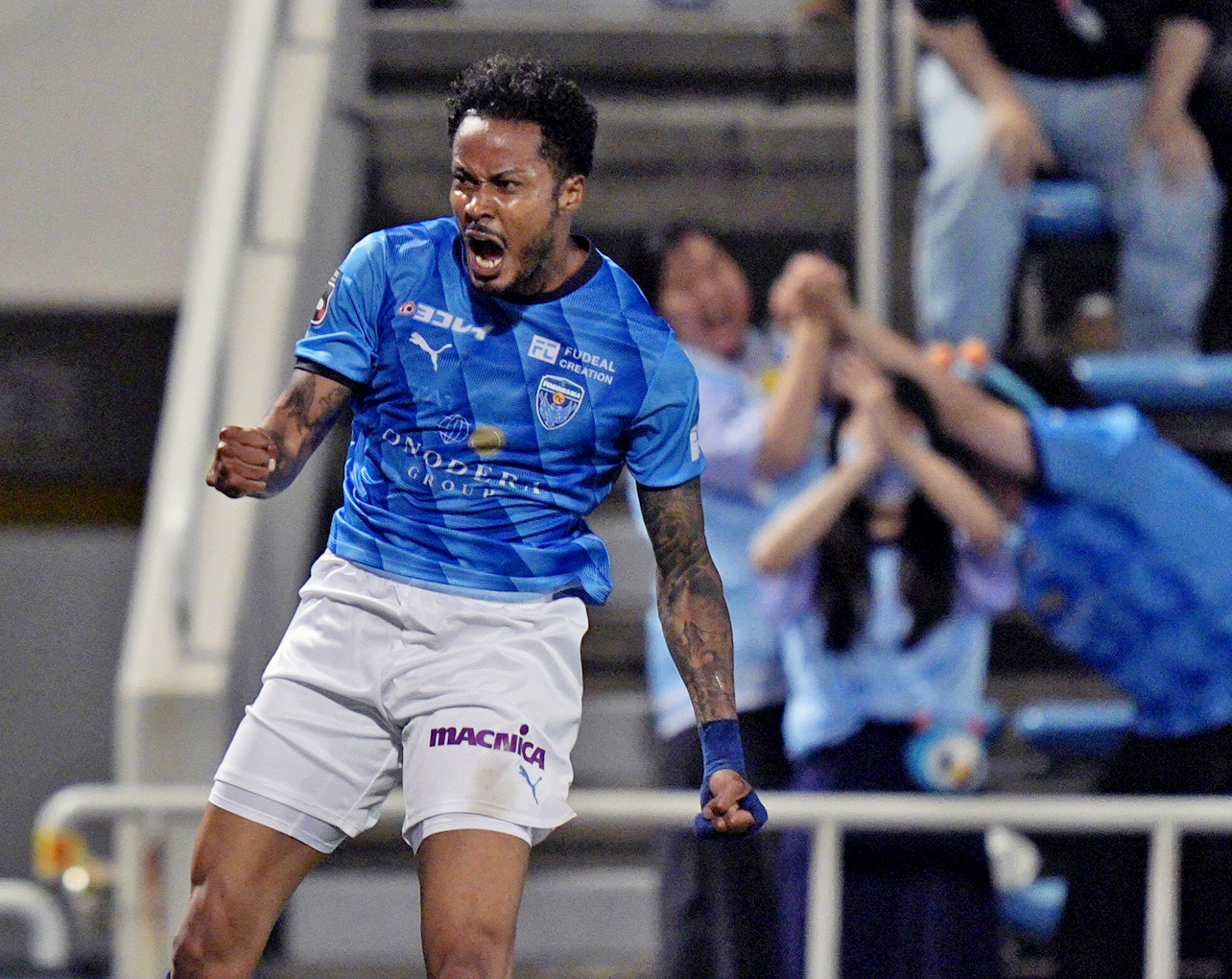 後半、チーム3点目のゴールを決め、雄たけびを上げる横浜FC・鈴木武（共同）