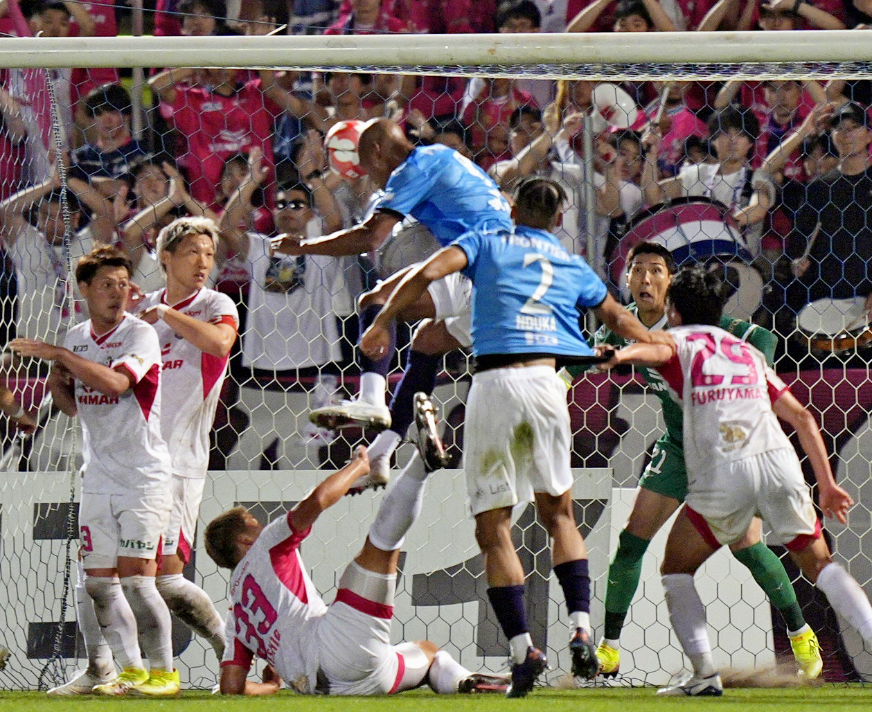 延長前半、ヘディングでチーム4点目のゴールを決める横浜FC・桜川（共同）
