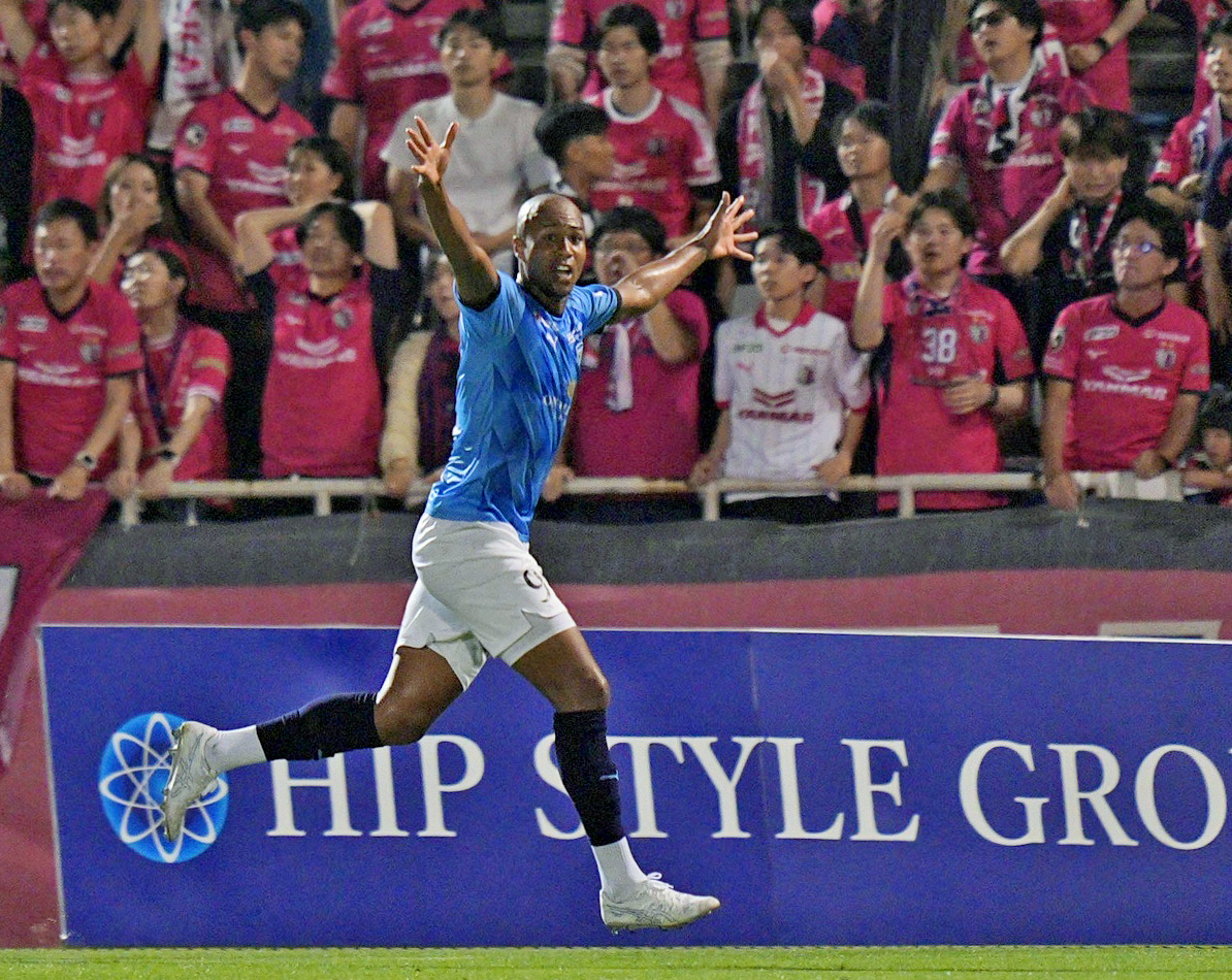 チーム4点目のゴールを決め、駆け出す横浜FC・桜川（共同）