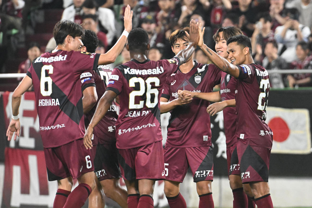 後半、神戸広瀬（右から2人目）のゴールに喜ぶ神戸の選手たち（撮影・滝沢美穂子）