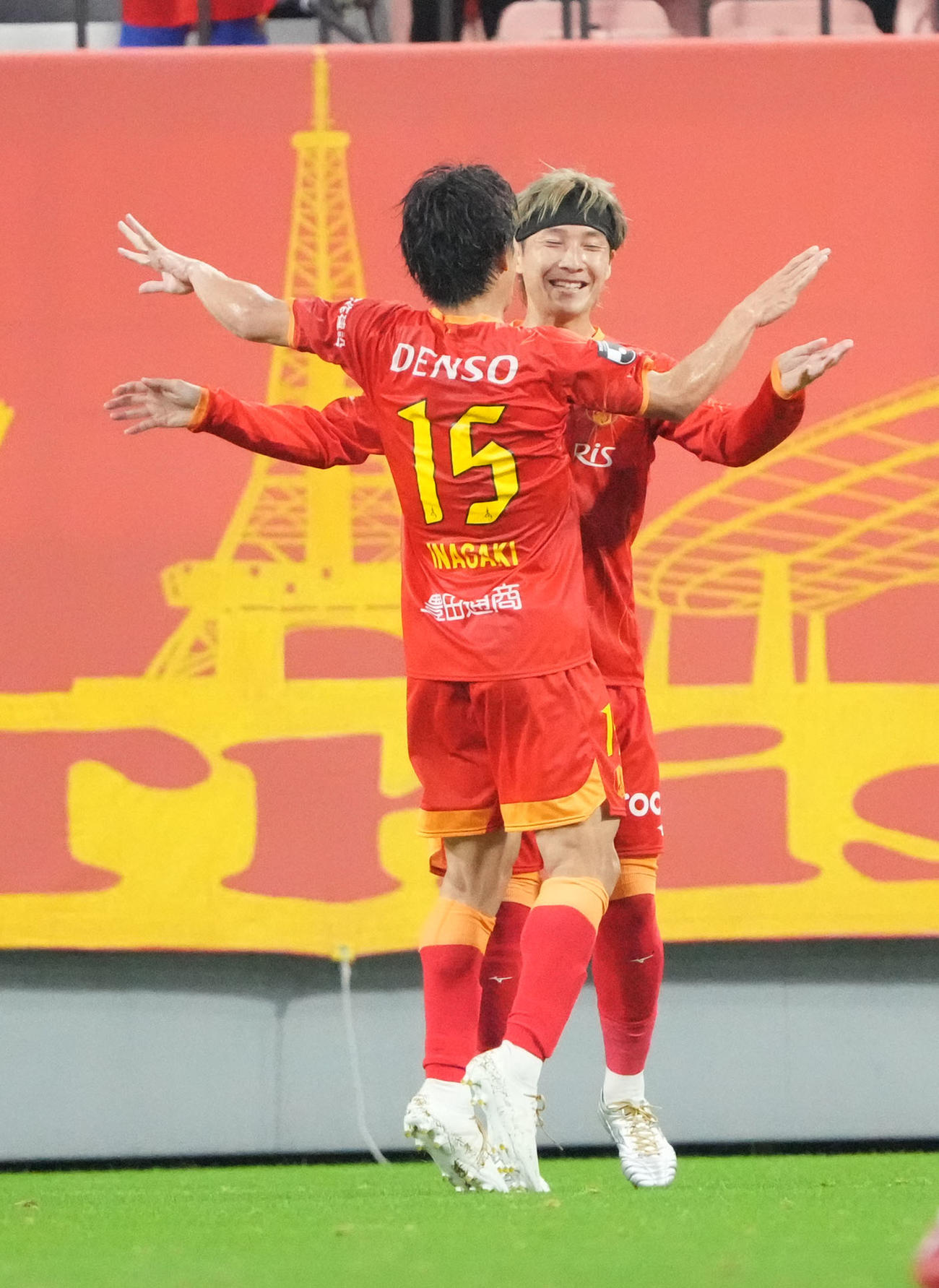 名古屋対都農　後半、名古屋山岸（右）がチーム3点目のゴールを決め稲垣と喜ぶ（撮影・森本幸一）
