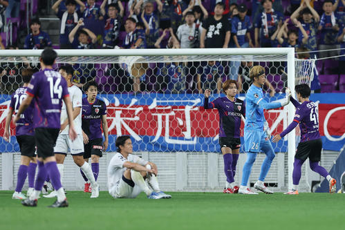 京都対奈良　奈良に勝利し、タッチを交わして喜ぶ京都の選手たち（撮影・前田充）