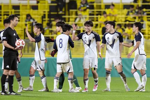 柏に勝利し、タッチを交わす山之内（右から2人目）ら東洋大イレブン（共同）