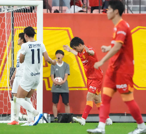 名古屋対都農　後半、名古屋稲垣（右から2人目）が先制ゴールを決め喜ぶ（撮影・森本幸一）
