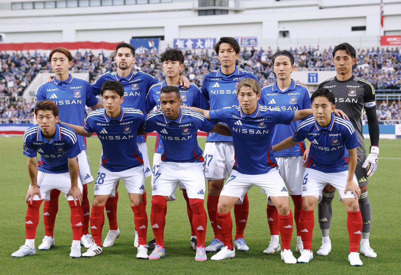 ラインメール青森戦に臨む横浜イレブン（共同）
