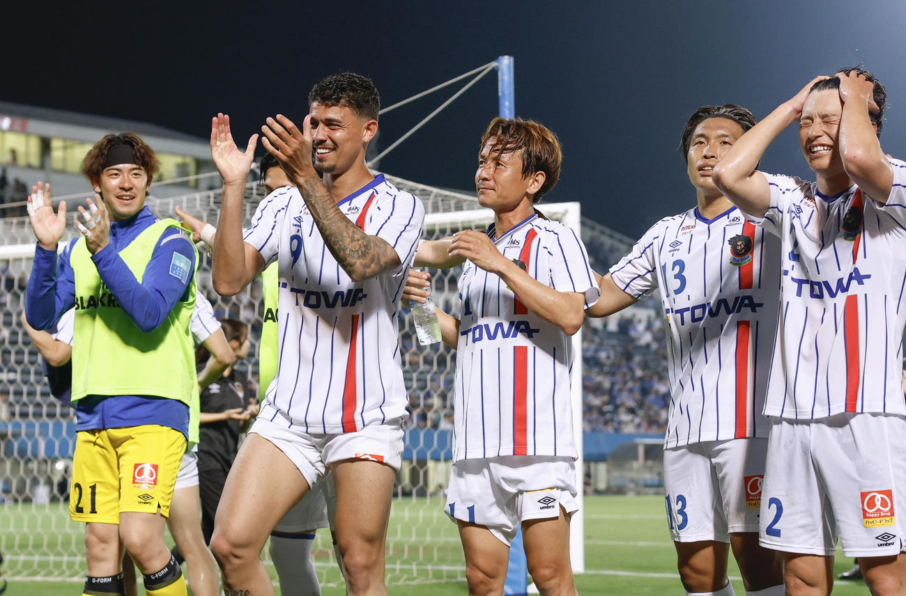 横浜Mに快勝し、サポーターと喜びを分かち合うルイスフェルナンド（左から2人目）らラインメール青森の選手たち＝ニッパツ(共同)