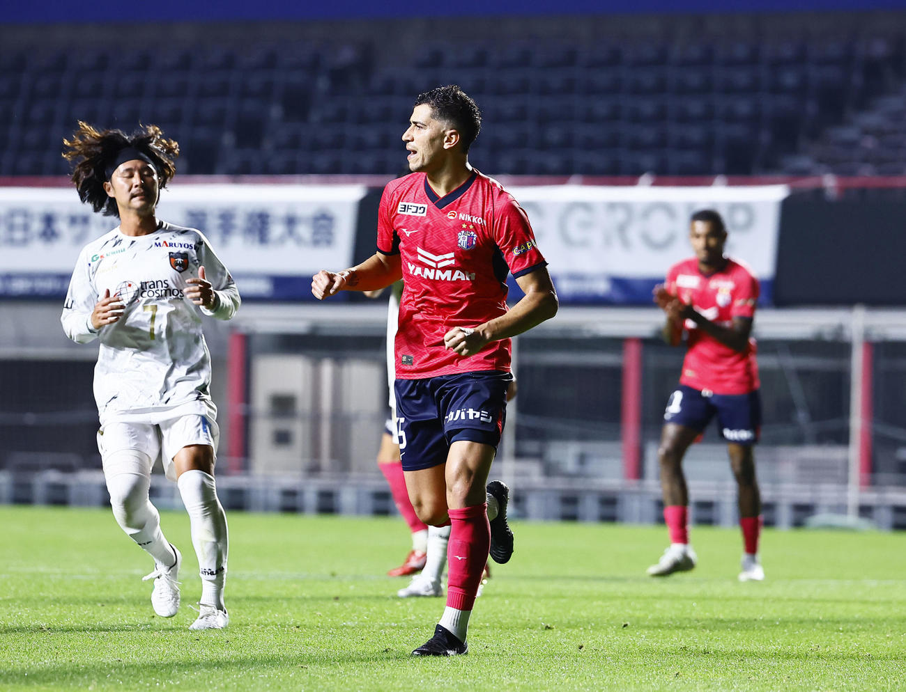 C大阪対和歌山　前半、PKを決めガッツポーズをするC大阪Vブエノ（撮影・藤尾明華）