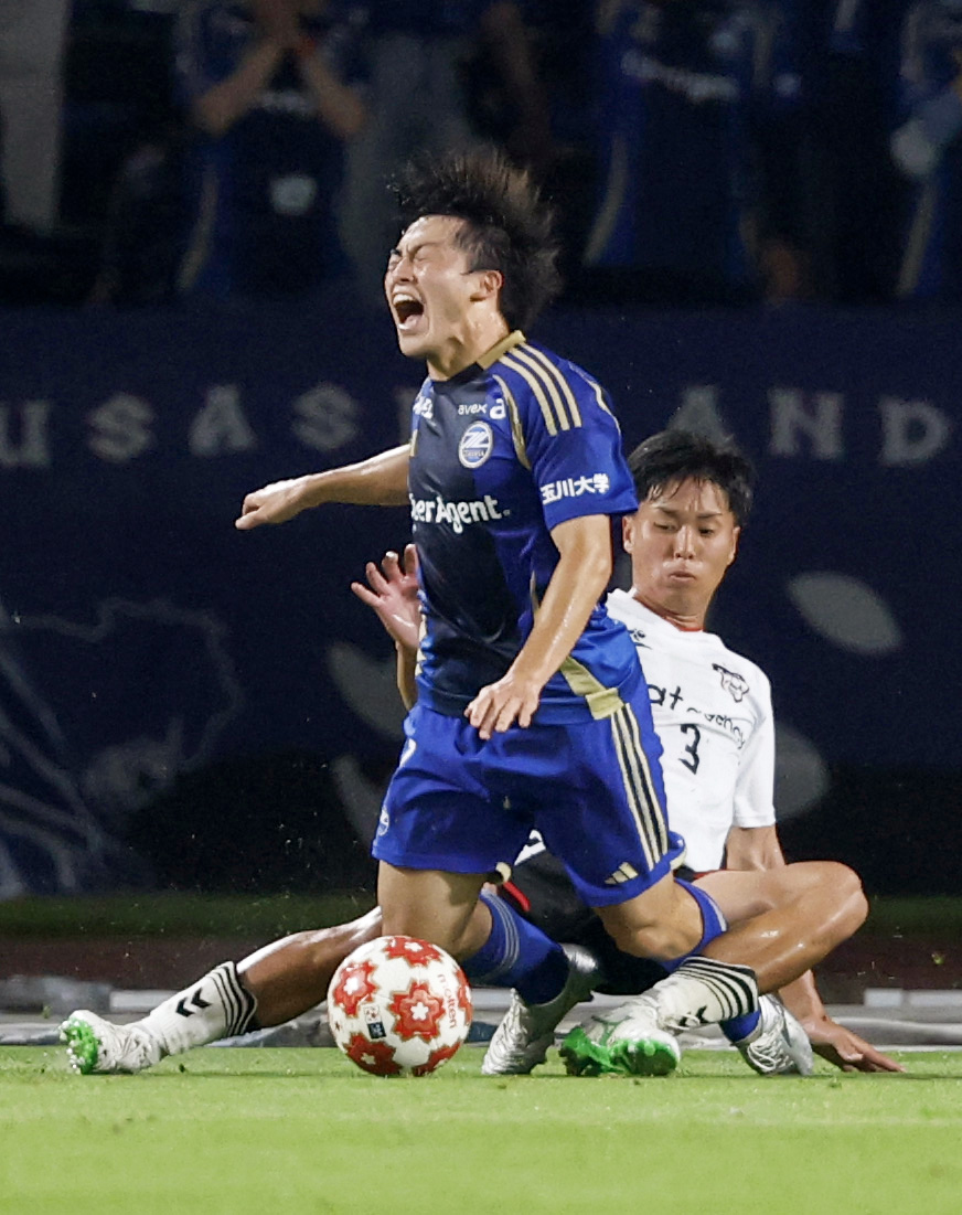 試合終了間際、激しく競り合う町田・相馬（手前）。この後、PKを獲得した（共同）
