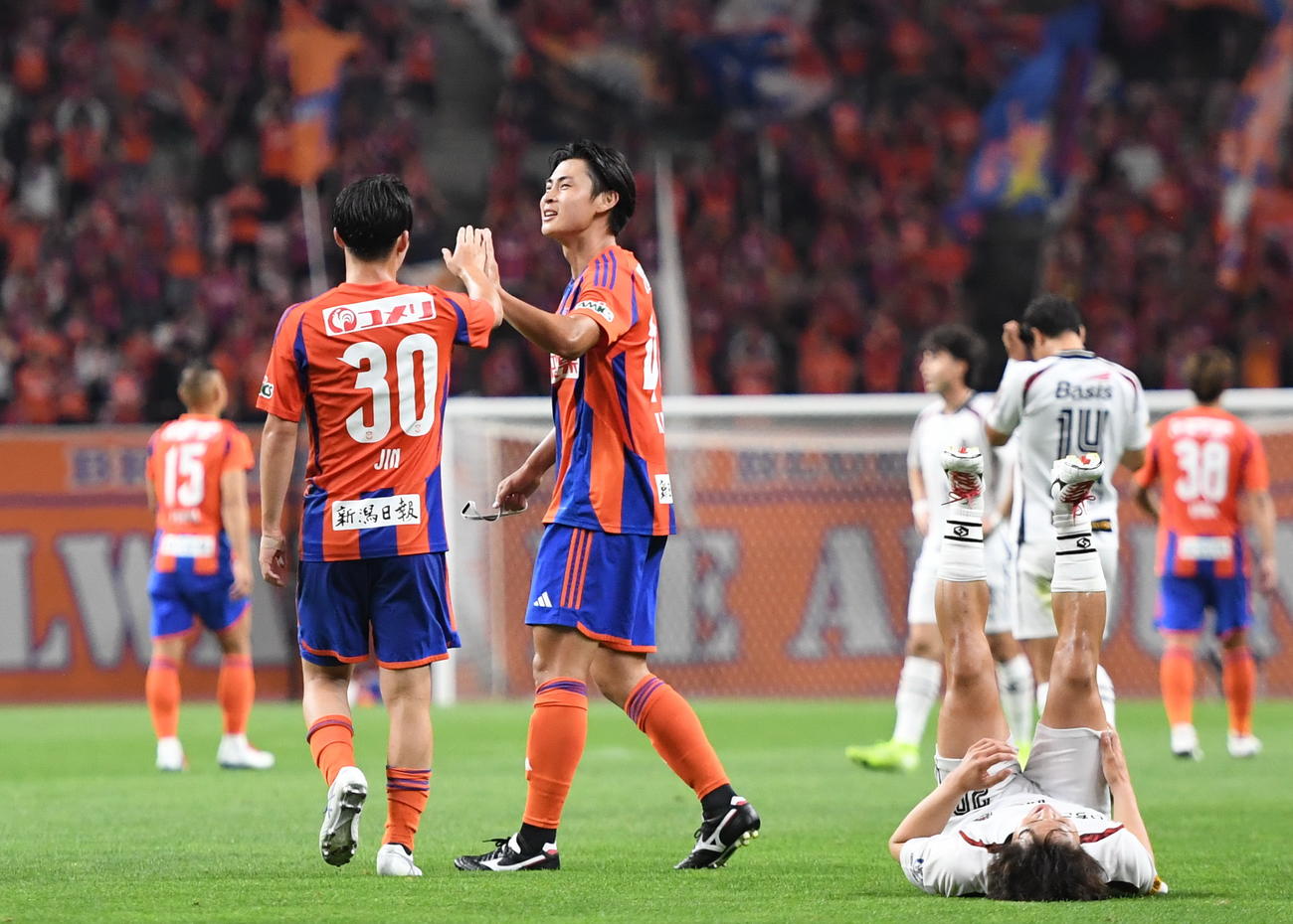 福山シティに完勝した新潟の奥村（背番号30）と笠井がタッチ（撮影・小林忠）