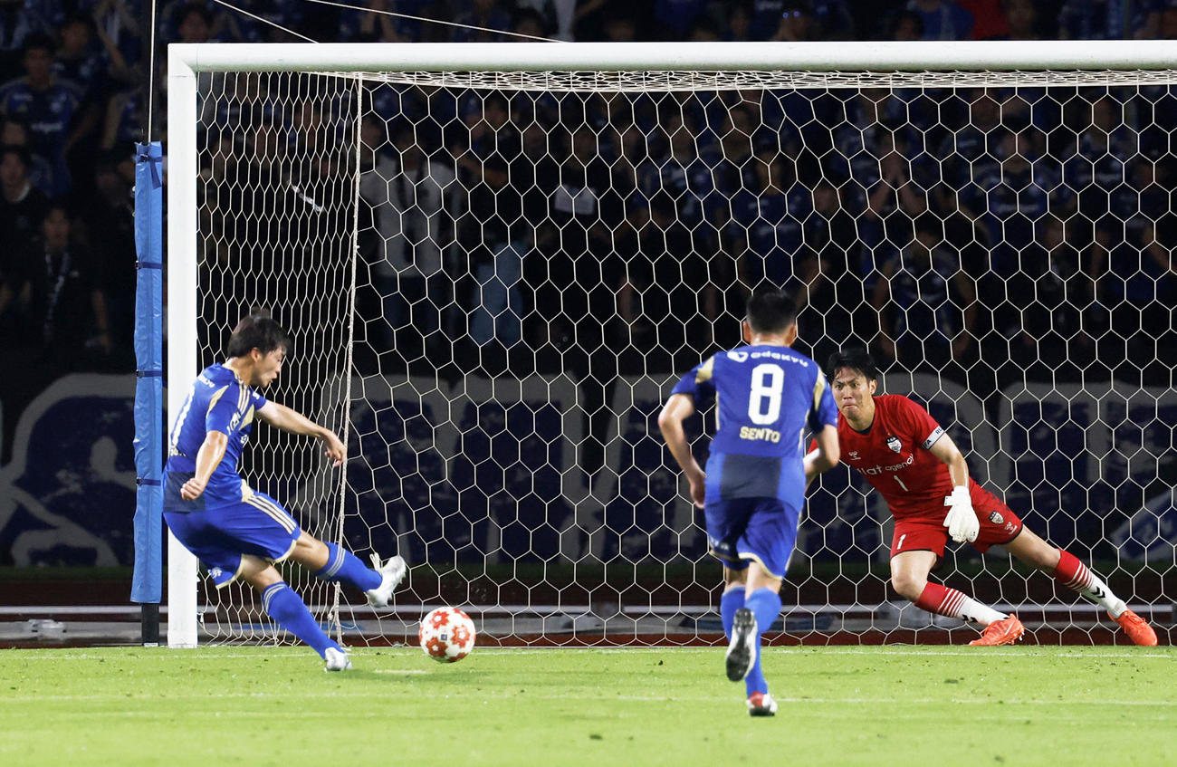 試合終了間際、決勝PKを決める町田・相馬（左）。GK徳若（共同）
