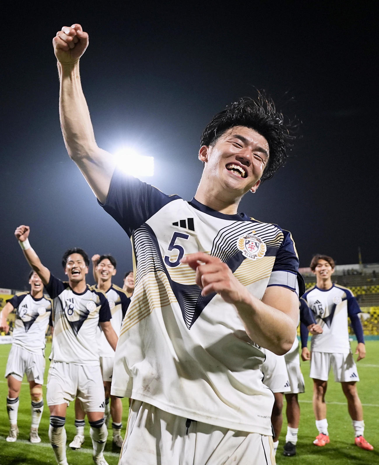 柏に勝利し、大喜びの山之内（5）ら東洋大の選手たち（共同）
