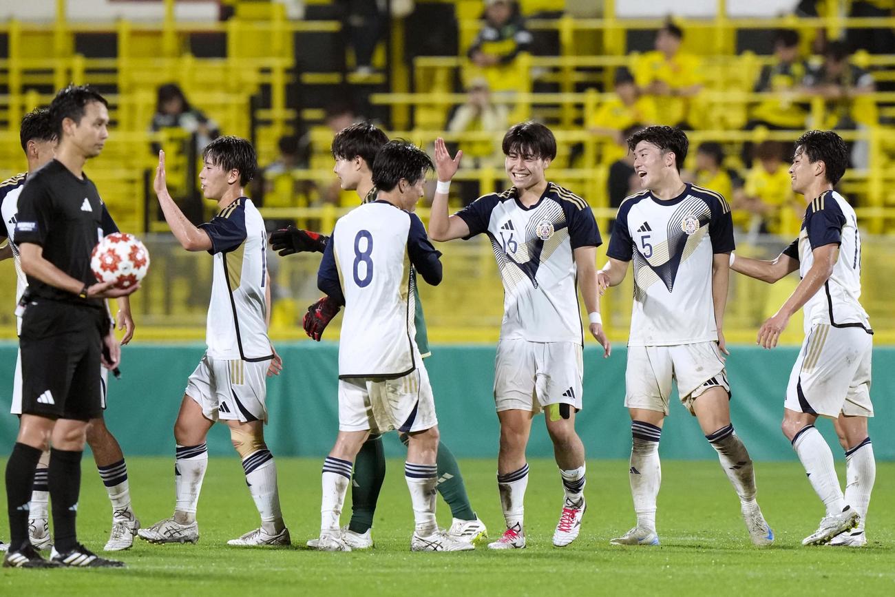 柏に勝利し、タッチを交わす山之内（右から2人目）ら東洋大イレブン（共同）