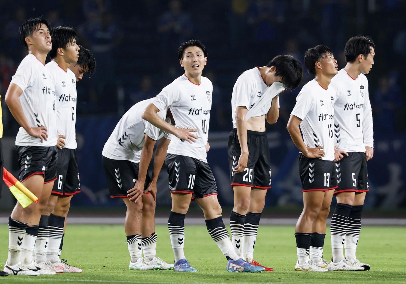 町田に敗れ、肩を落とす京産大イレブン（共同）