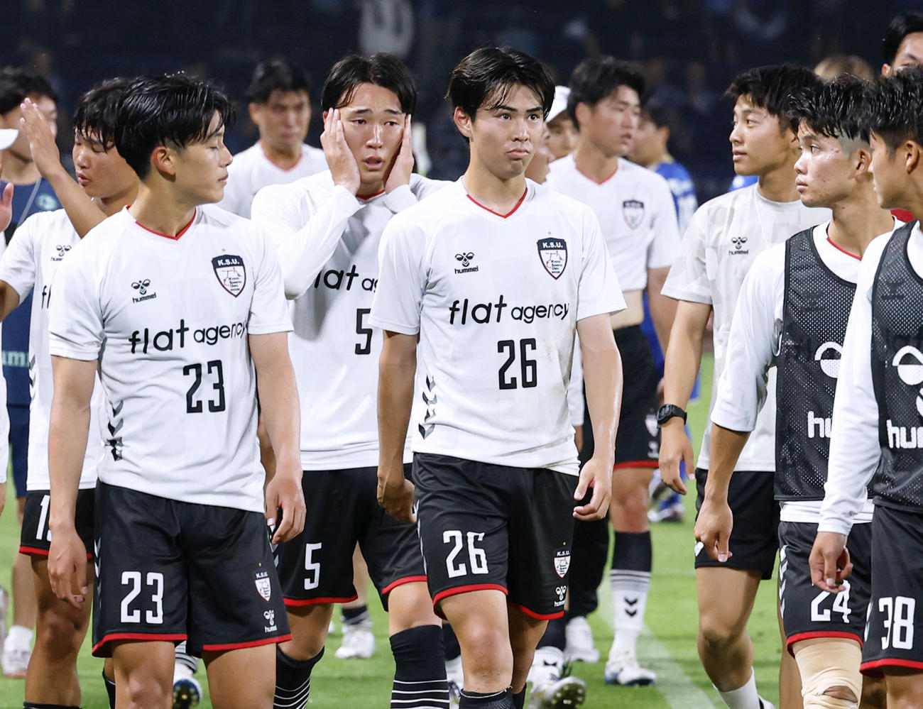 町田に敗れ、引き揚げる京産大の選手たち（共同）