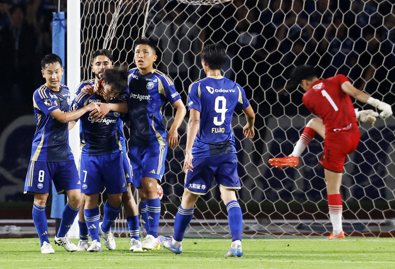 決勝PKを決め、祝福される町田・相馬（共同）