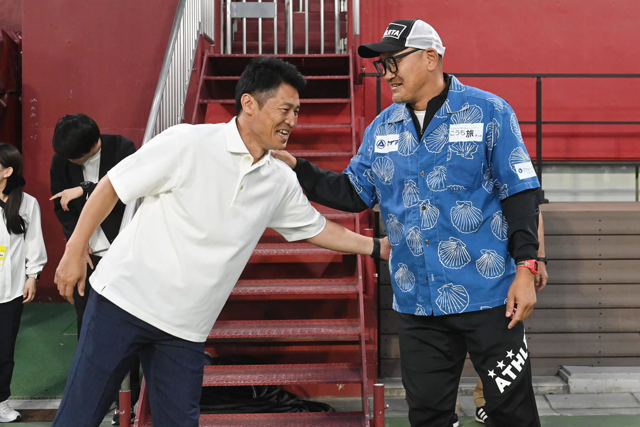 神戸対高知　試合前、健闘を誓う神戸の吉田監督（左）と高知の秋田監督（撮影・滝沢美穂子）