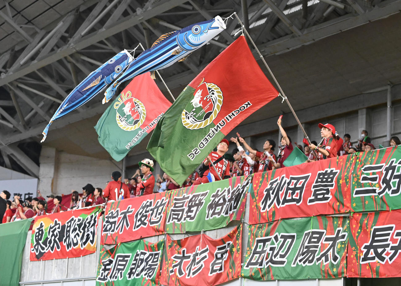 神戸対高知　試合前、エールを送る高知のファン（撮影・滝沢美穂子）