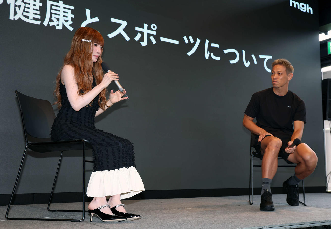 mghブランドローンチ記者発表会に登壇し、トークセッションを行う益若つばさ（左）と本田圭佑（撮影・山本朝陽）