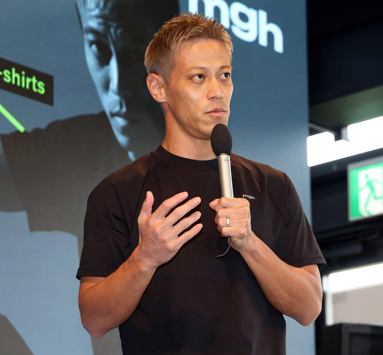 mghブランドローンチ記者発表会で、製品を着用し登壇した本田圭佑（撮影・山本朝陽）